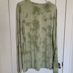 16. Men’s Size Medium LULULEMON Green Tie Dye Patterned Longsleeve *small mark